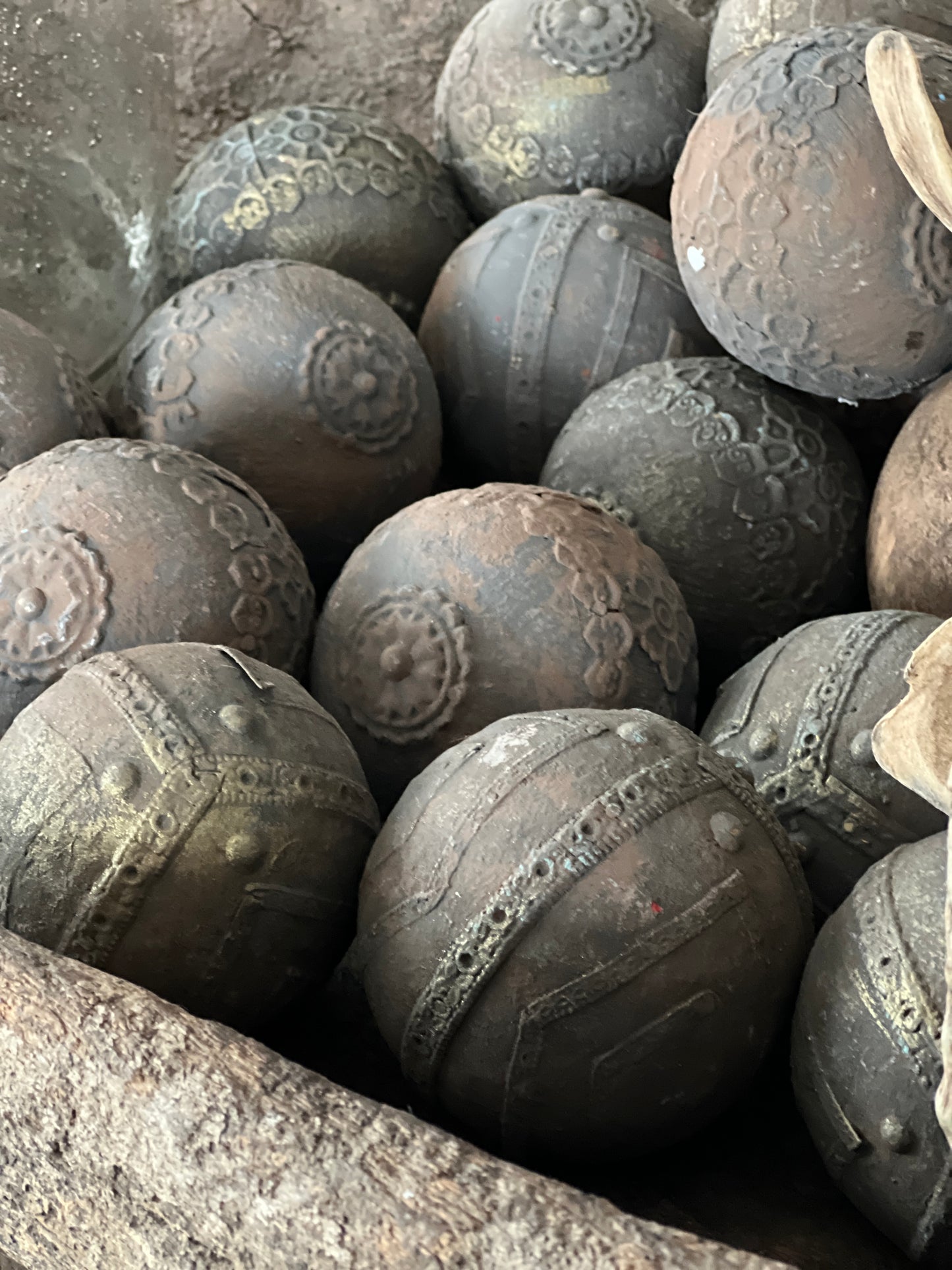 Decoration ball Bylou lace, circumference 24 cm.