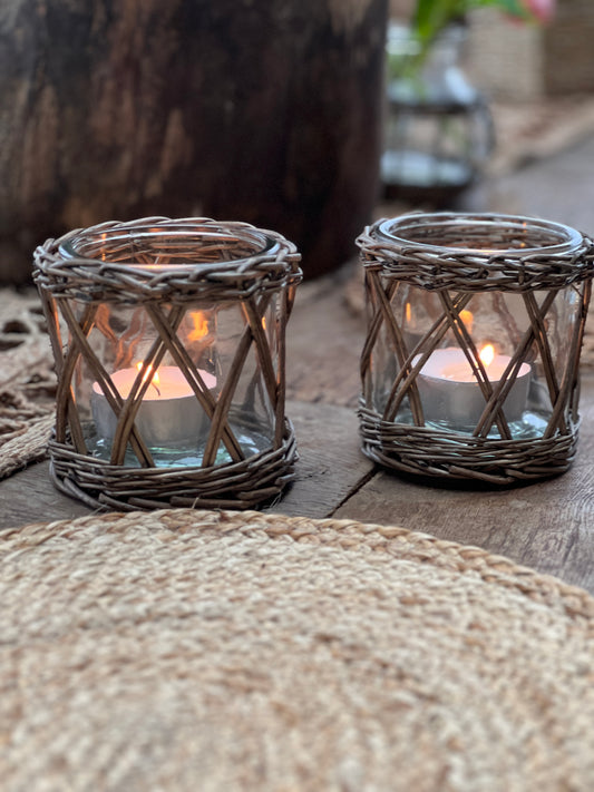 Glass tealight holder with reed