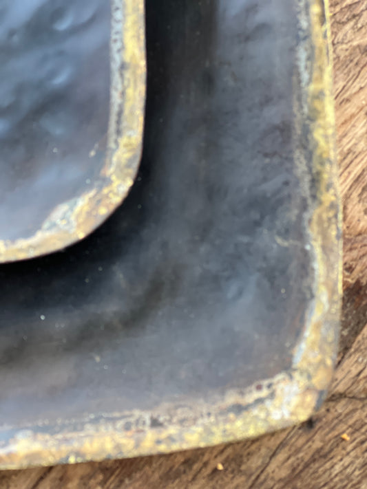 Scale made of metal, available in M and L