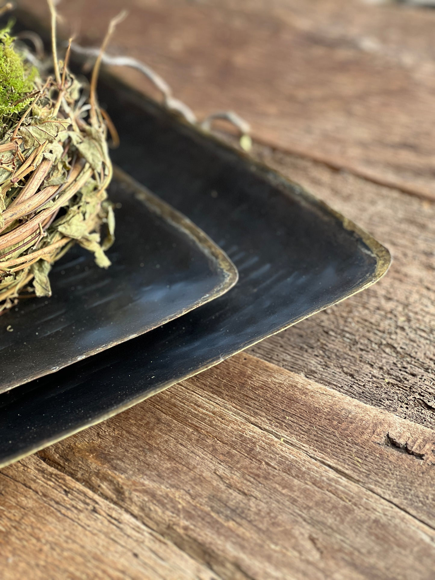 Scale made of metal, available in M and L