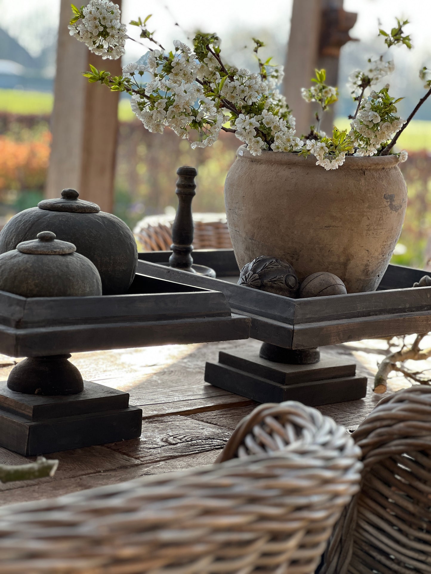 Plateau op voet, 50x50 cm.