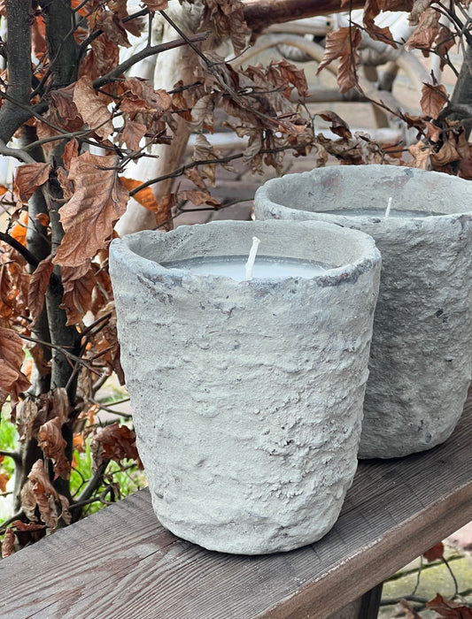 Kerze im Zementtopf
