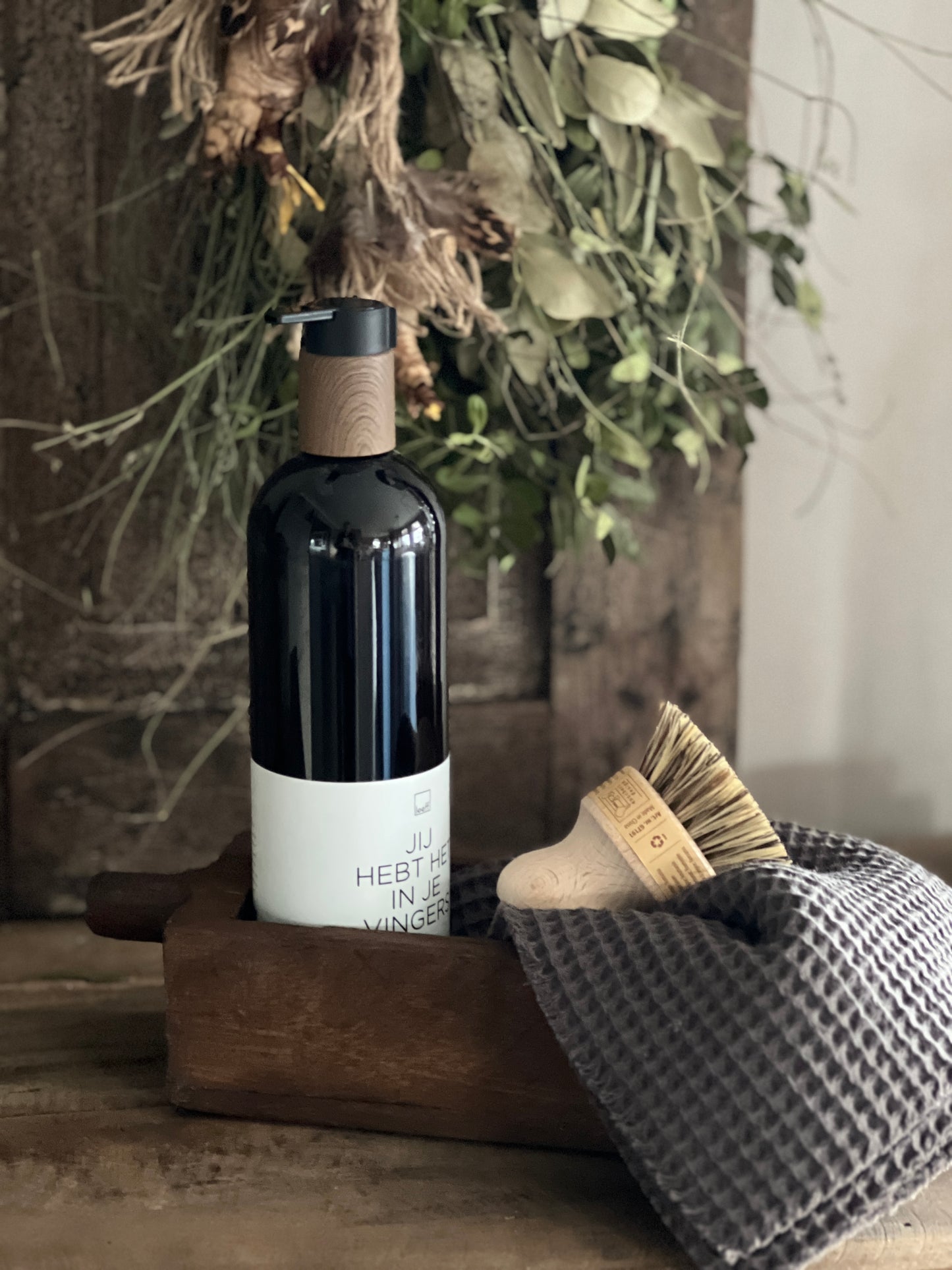 Soap dish with handle