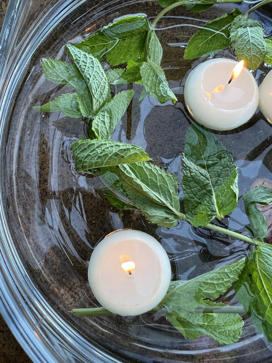 Floating candles (per bag 20 pieces) available in wine red and off-white