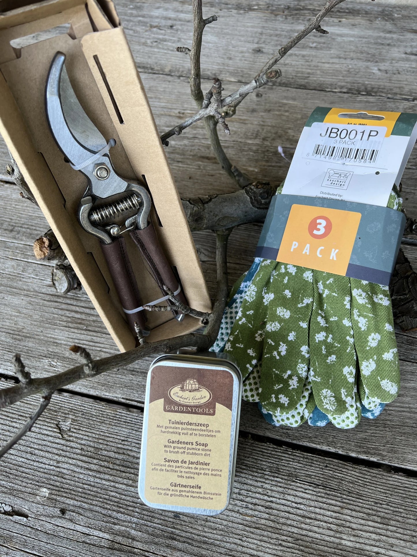 Pruning shears with leather handle