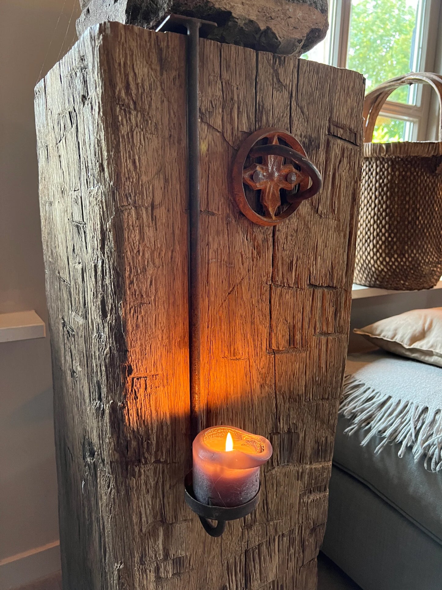 Hatch hanger for stump candle or tea light