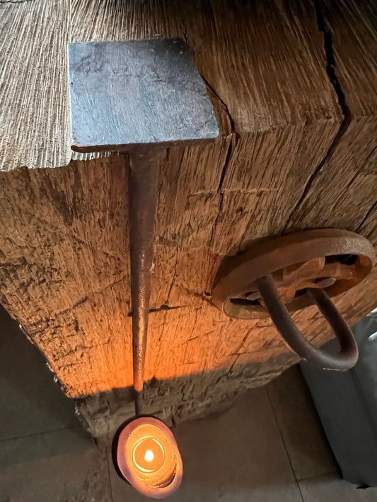 Hatch hanger for stump candle or tea light