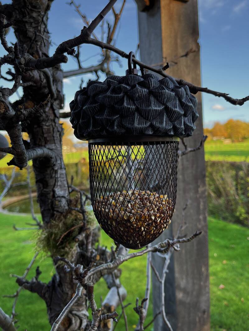 Feed hanger acorn