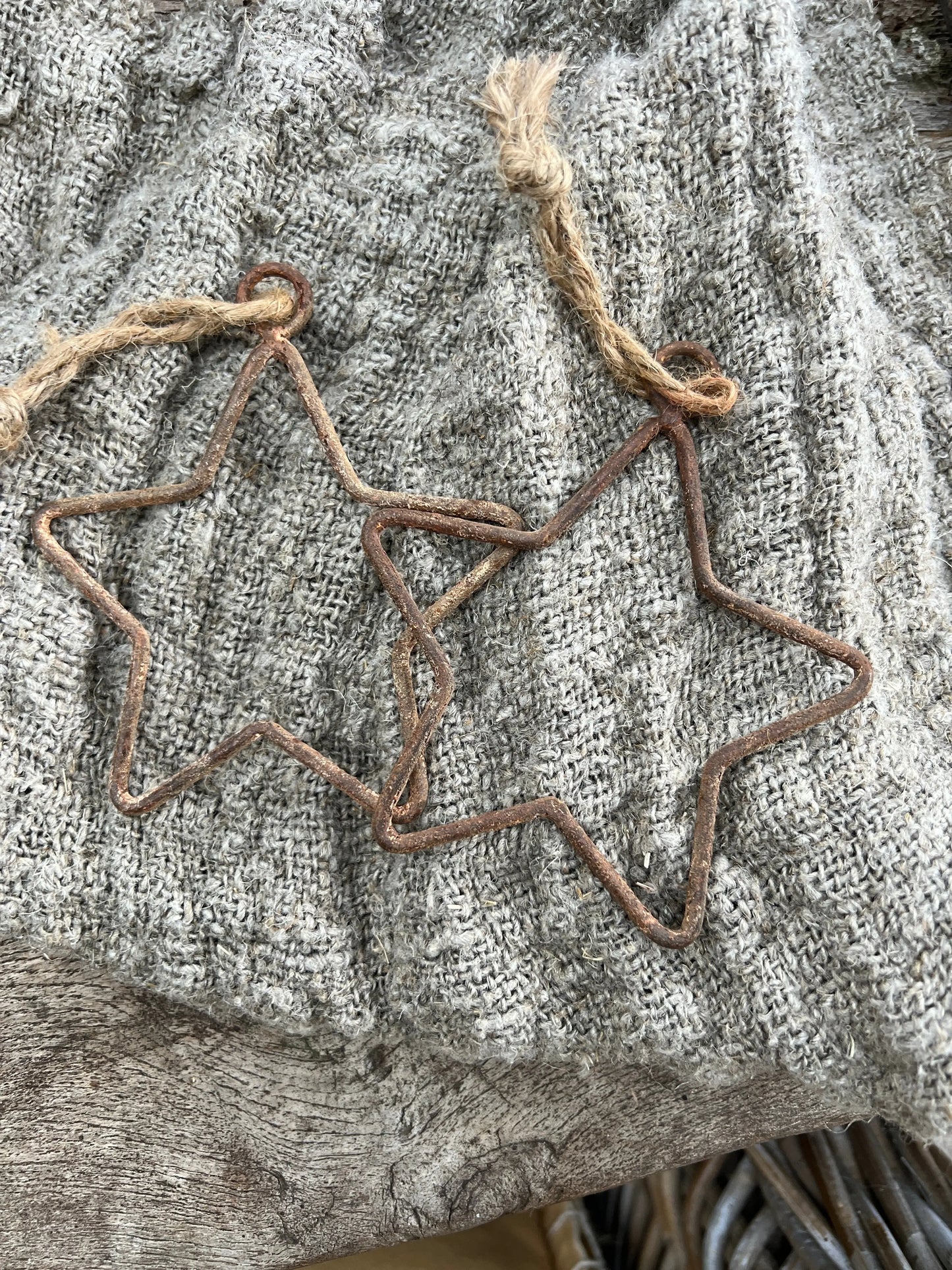 Wire star pendant rust