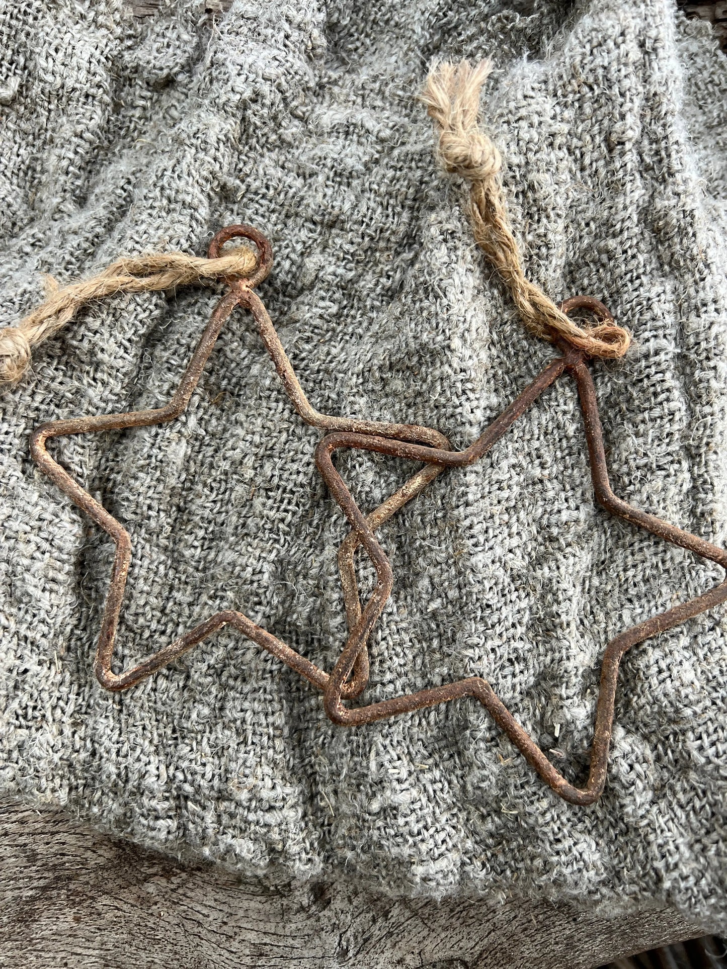 Wire star pendant rust