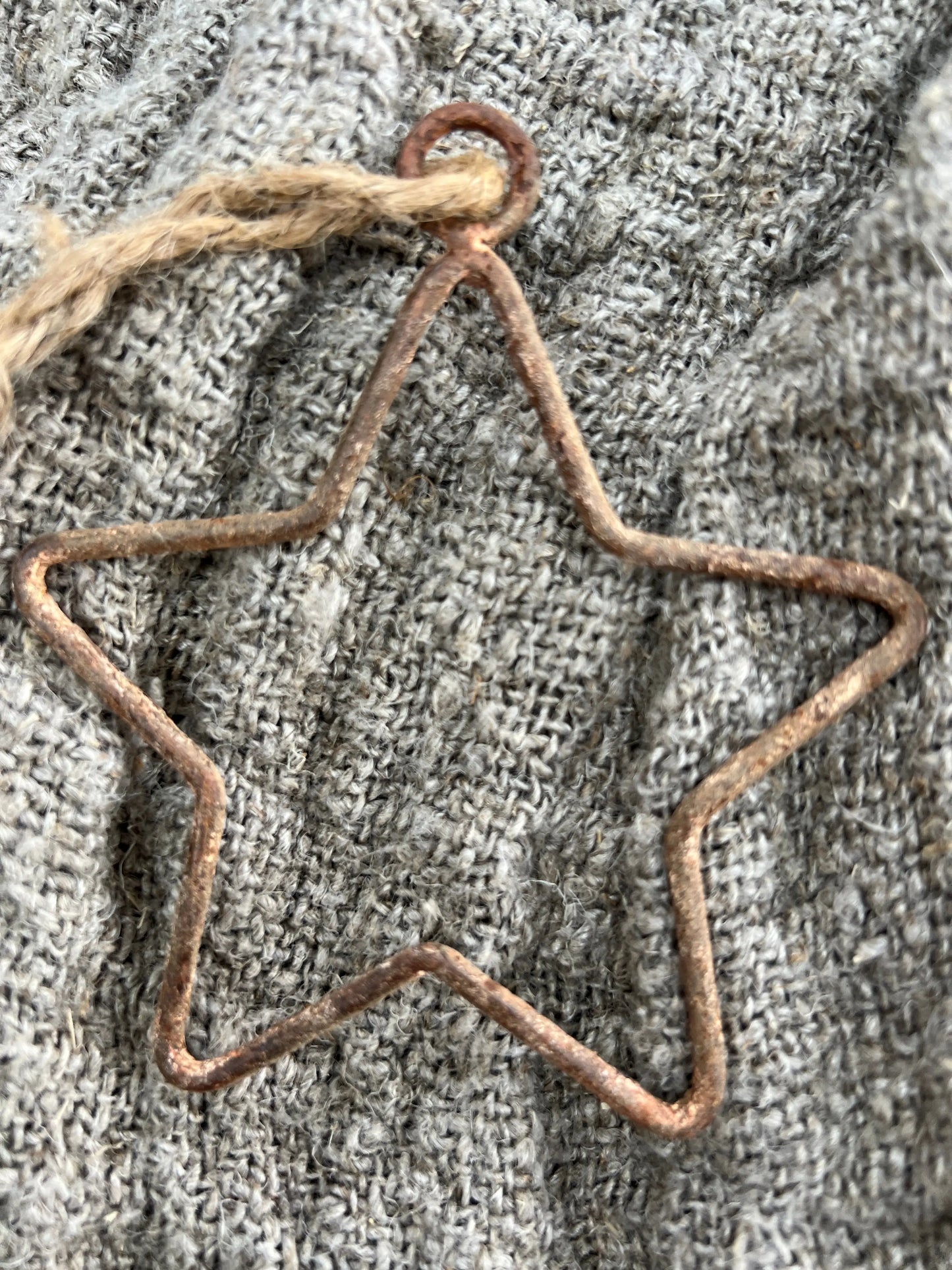 Wire star pendant rust