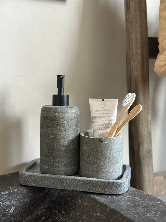 Badkamerset Natuursteen – Zeeppomp, Tandenborstelbeker en Tray | Handgemaakt