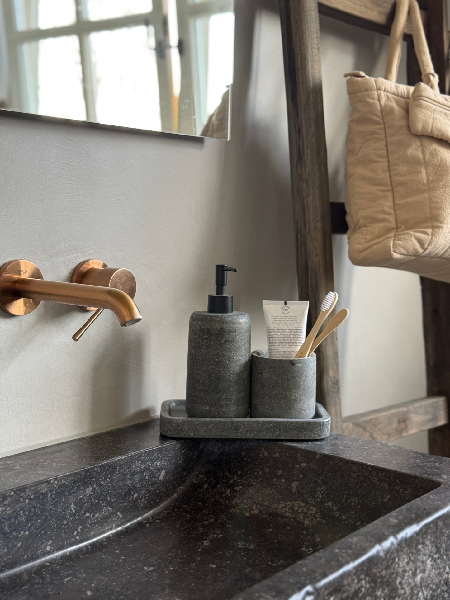 Badkamerset Natuursteen – Zeeppomp, Tandenborstelbeker en Tray | Handgemaakt