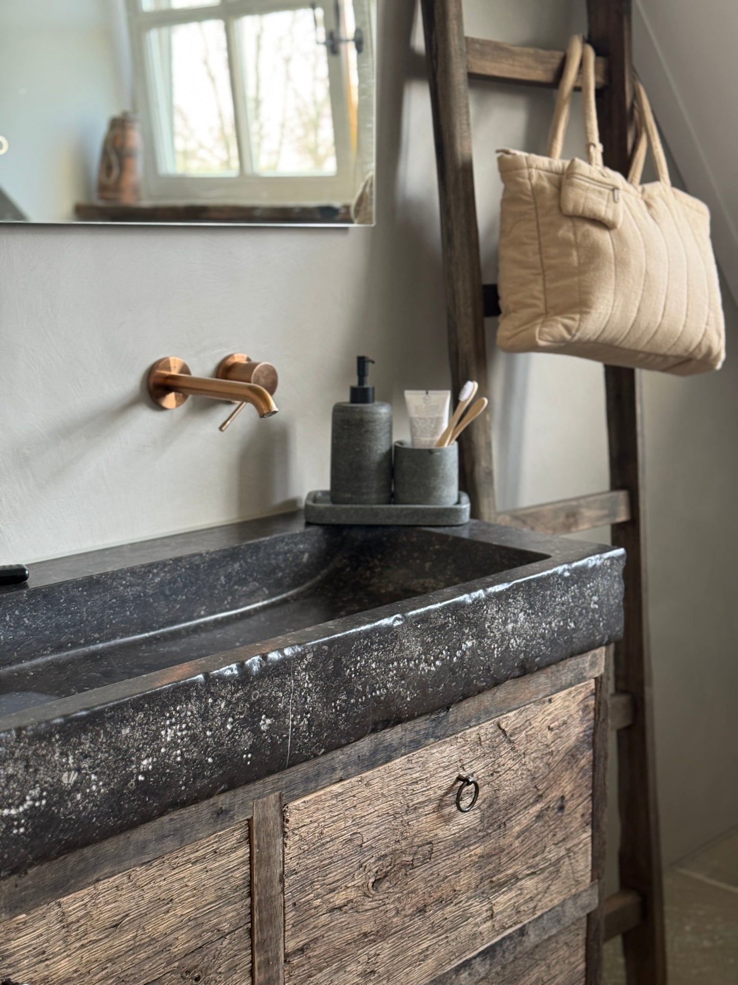 Badkamerset Natuursteen – Zeeppomp, Tandenborstelbeker en Tray | Handgemaakt