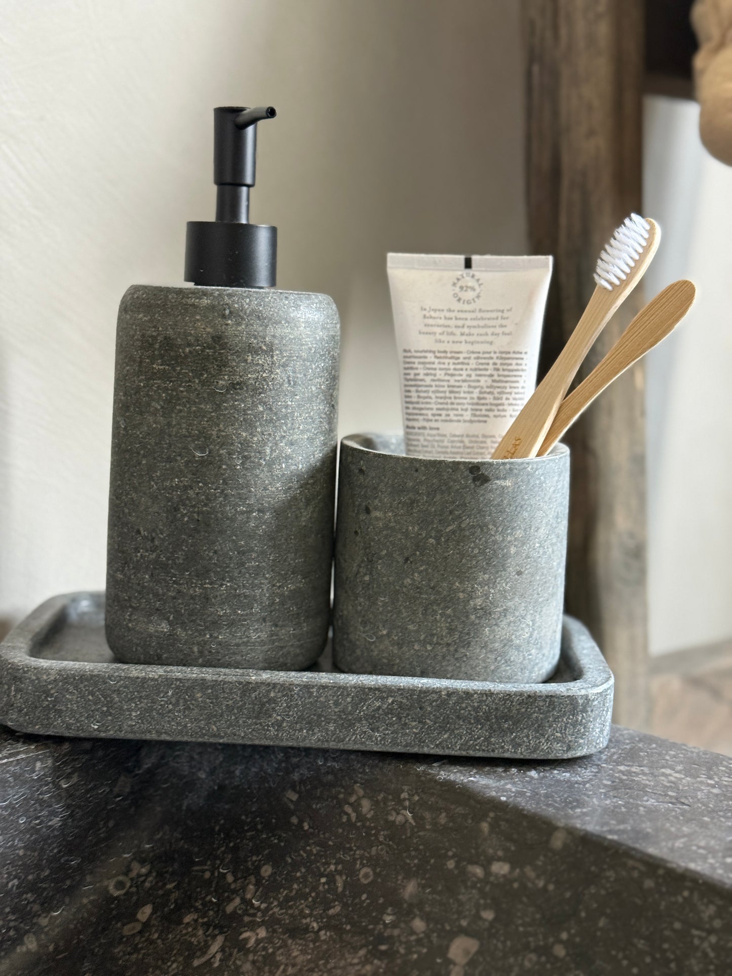 Badkamerset Natuursteen – Zeeppomp, Tandenborstelbeker en Tray | Handgemaakt