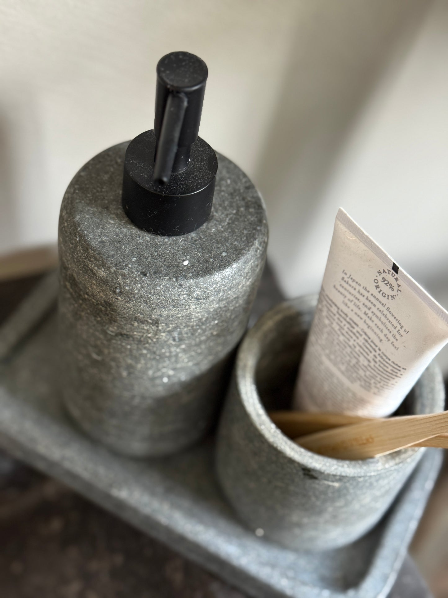 Badkamerset Natuursteen – Zeeppomp, Tandenborstelbeker en Tray | Handgemaakt