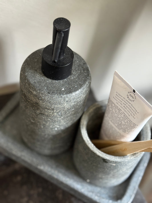 Badkamerset Natuursteen – Zeeppomp, Tandenborstelbeker en Tray | Handgemaakt