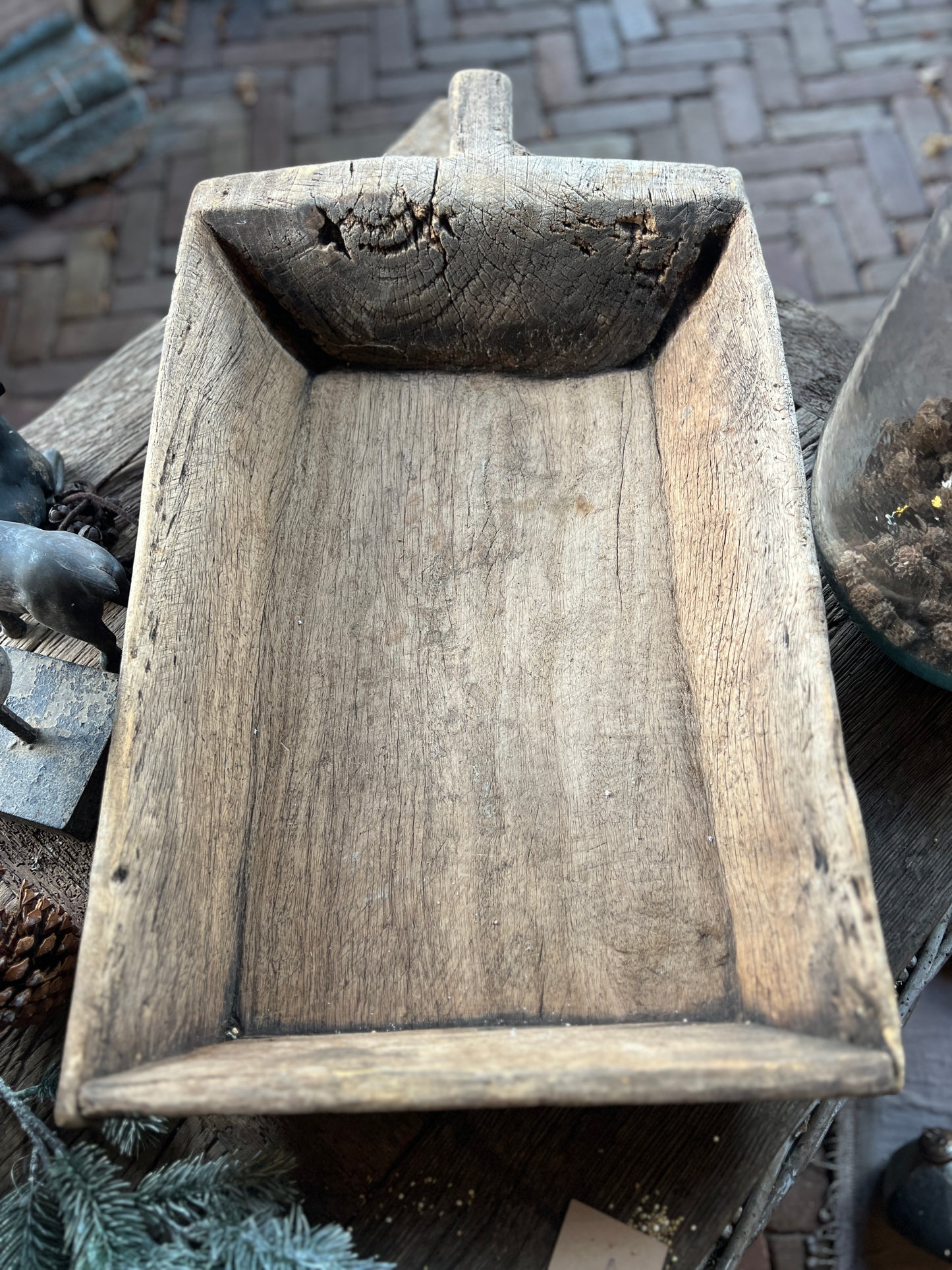 Oude houten trog / bak met steel