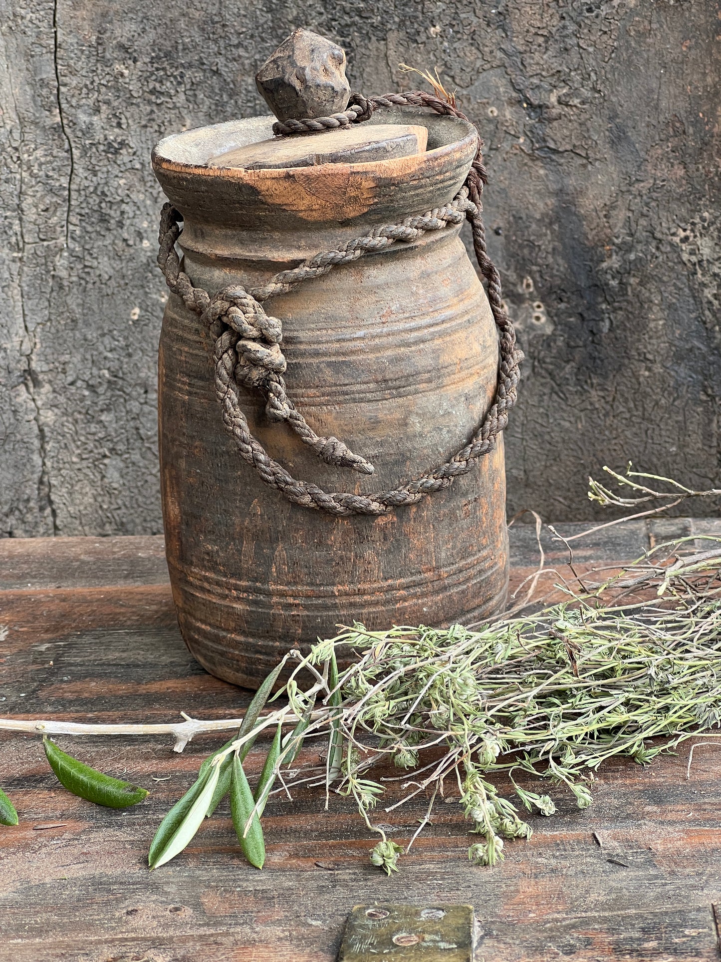 Oude nepalese pot met deksel (4)