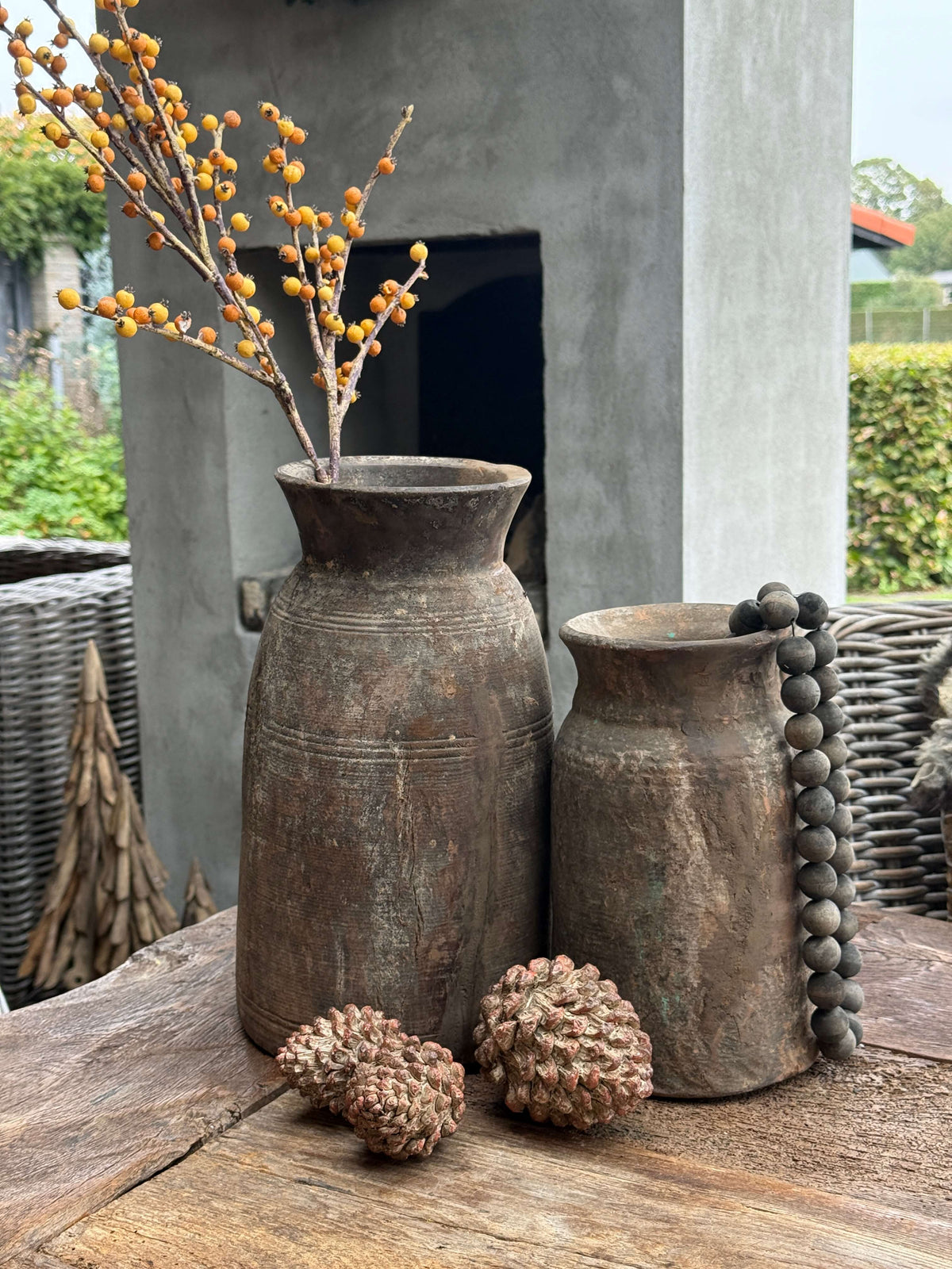 Unieke set van 2 slanke Nepalese potten