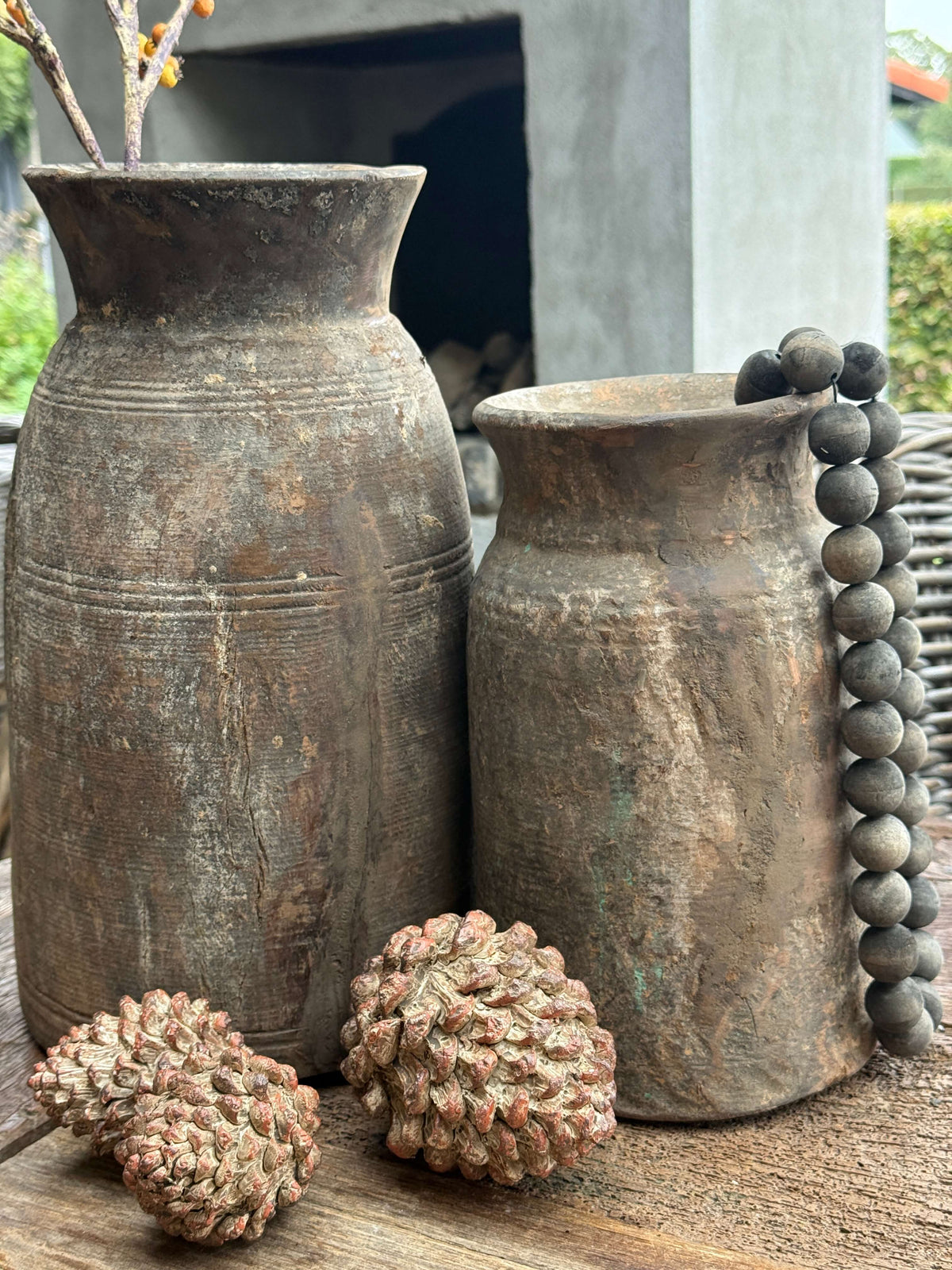 Unieke set van 2 slanke Nepalese potten