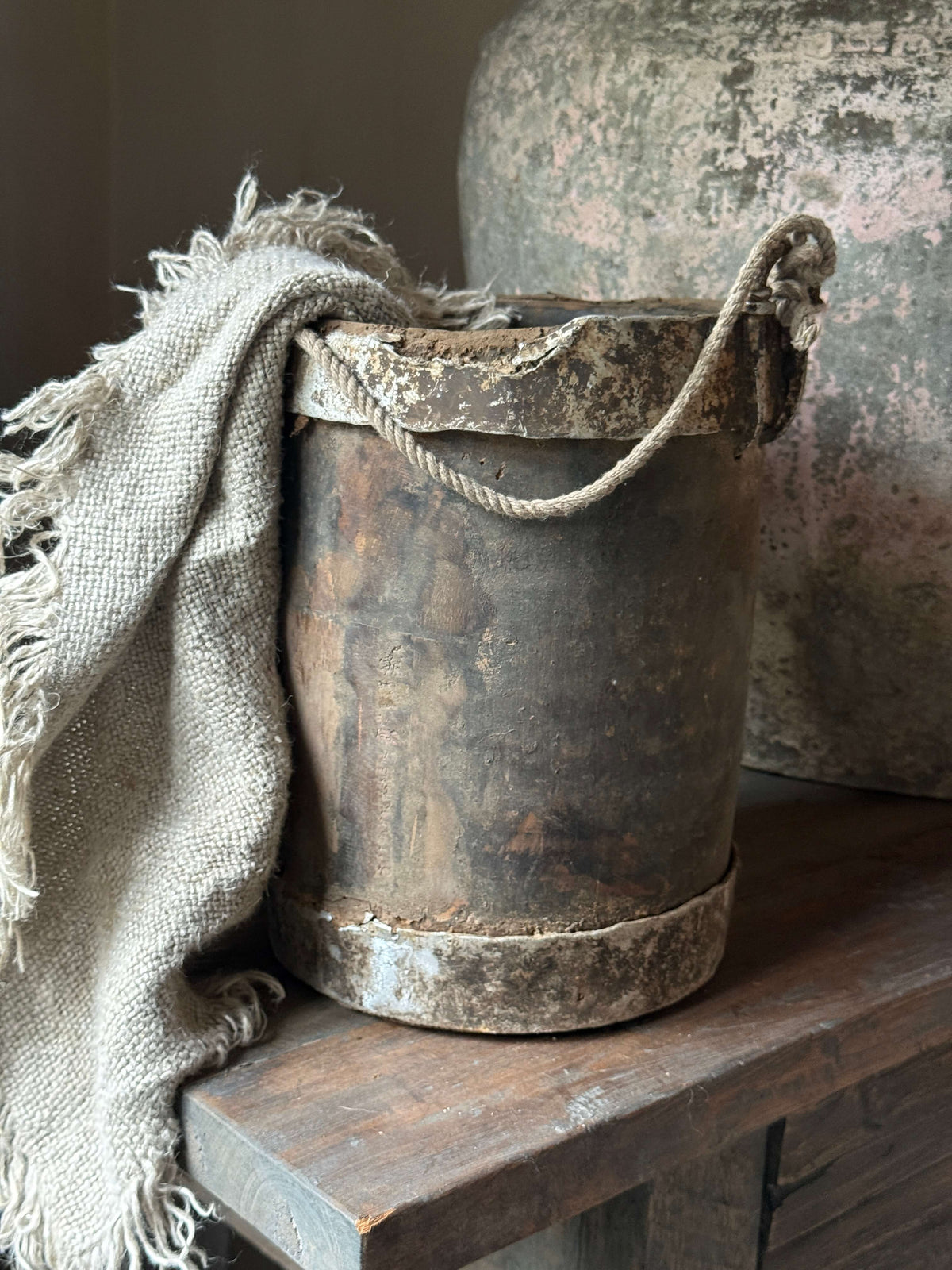 Oude Nepalese pot met ijzerbeslag (LH8)