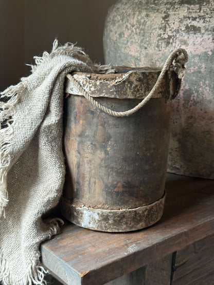 Oude Nepalese pot met ijzerbeslag (LH8)