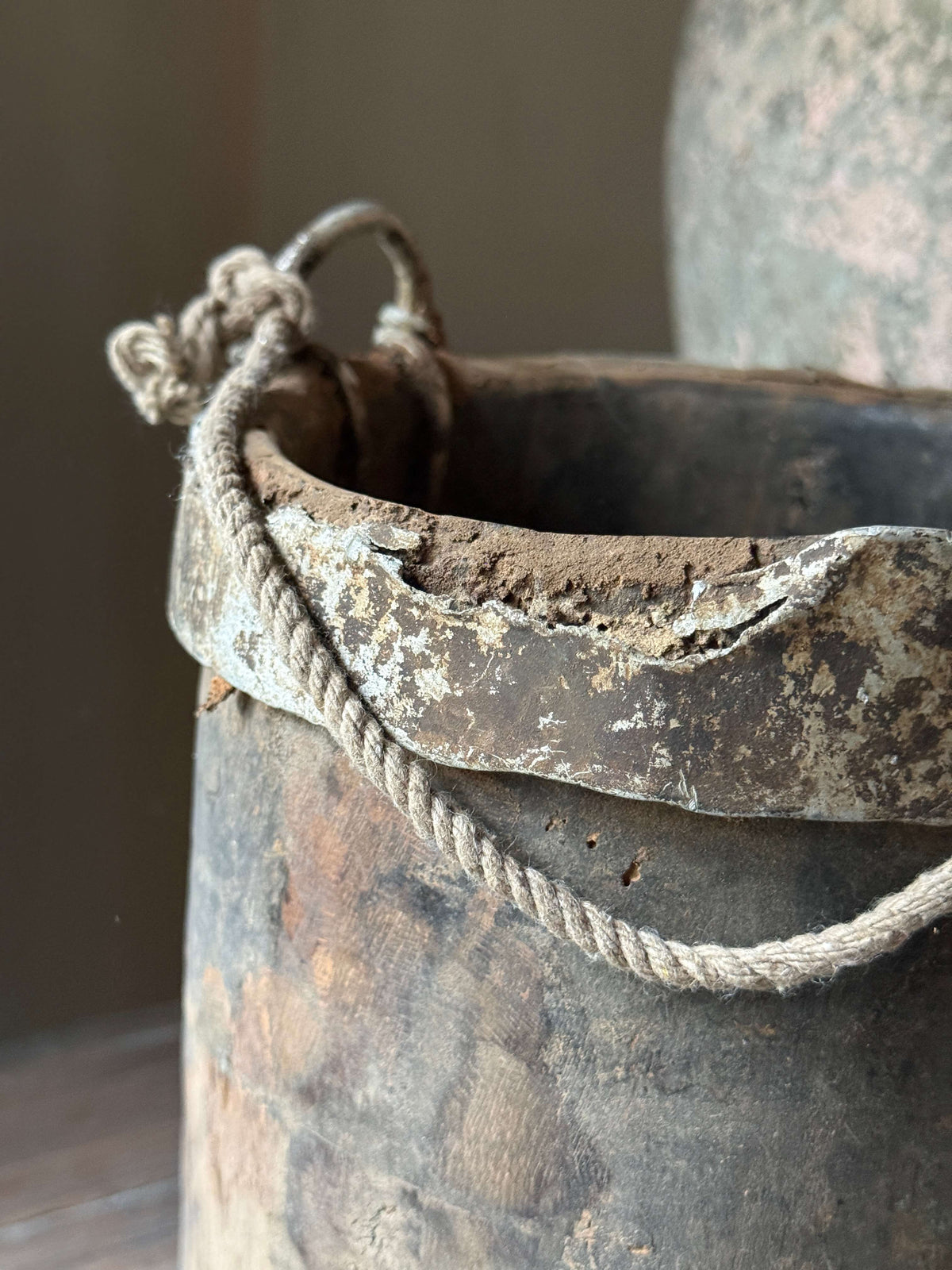 Oude Nepalese pot met ijzerbeslag (LH8)