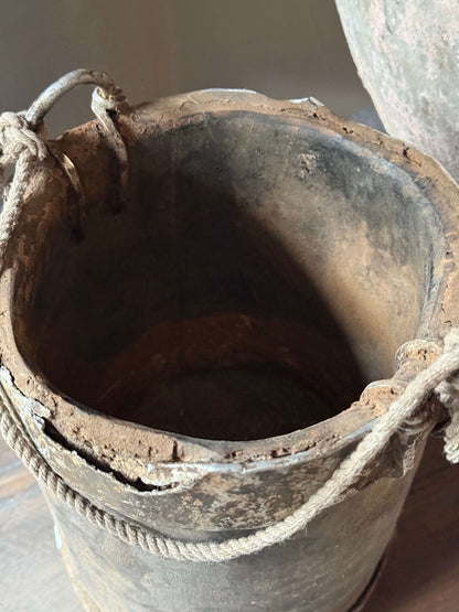 Oude Nepalese pot met ijzerbeslag (LH8)