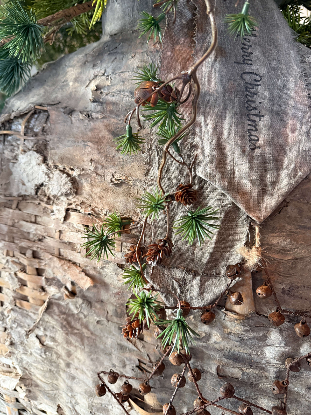 Winterse guirlande met dennenappeltjes en pinus- 120 cm
