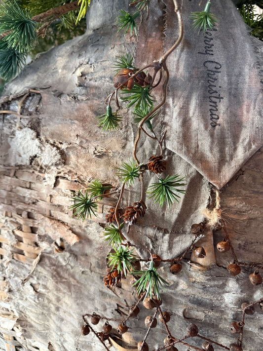 Winterse guirlande met dennenappeltjes en pinus- 120 cm