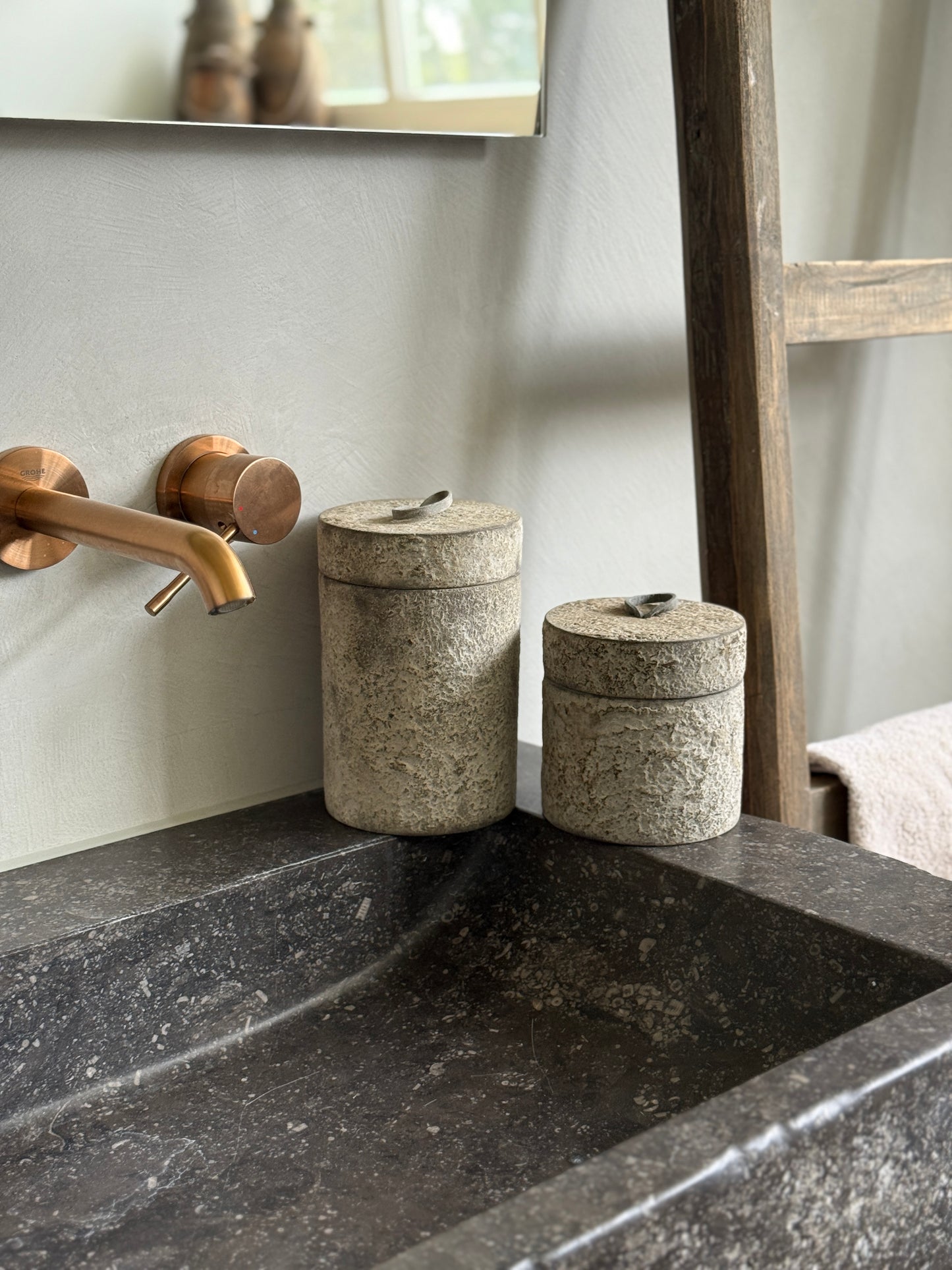 Holztopf in Betonoptik mit Lederschlaufe - Be-Uniq