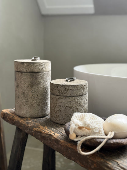 Holztopf in Betonoptik mit Lederschlaufe - Be-Uniq