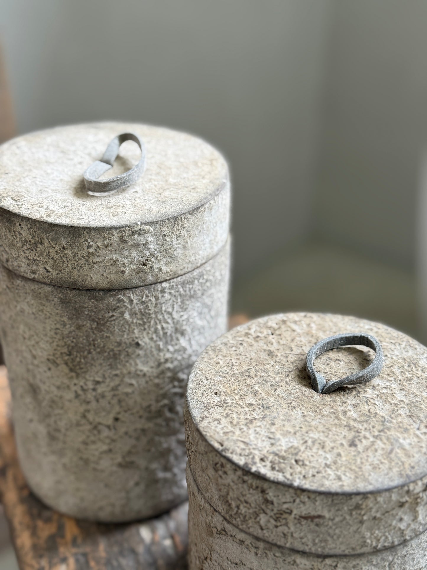 Holztopf in Betonoptik mit Lederschlaufe - Be-Uniq