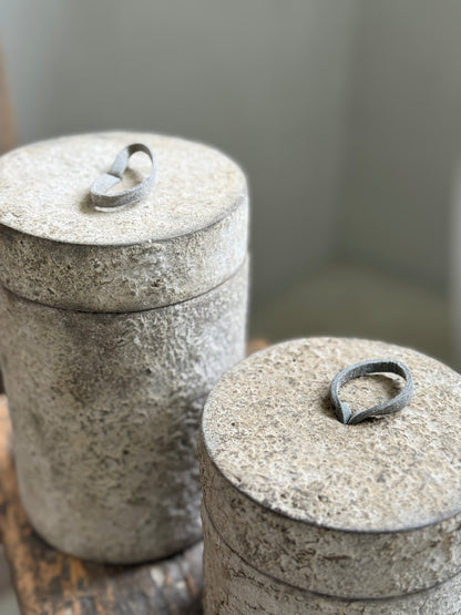 Holztopf in Betonoptik mit Lederschlaufe - Be-Uniq