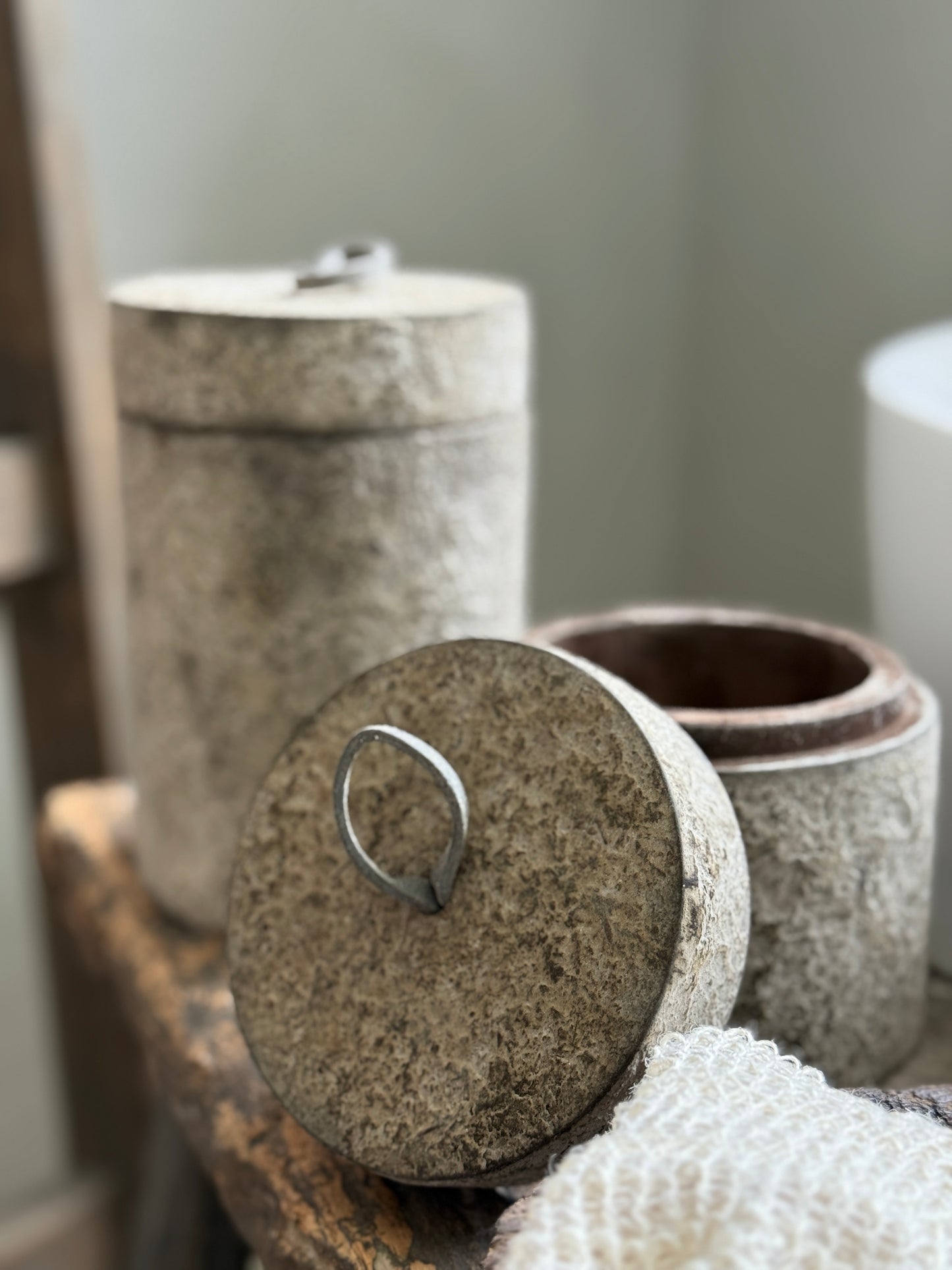 Holztopf in Betonoptik mit Lederschlaufe - Be-Uniq