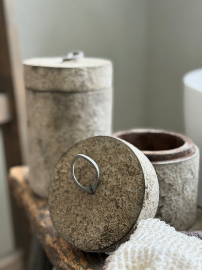 Holztopf in Betonoptik mit Lederschlaufe - Be-Uniq