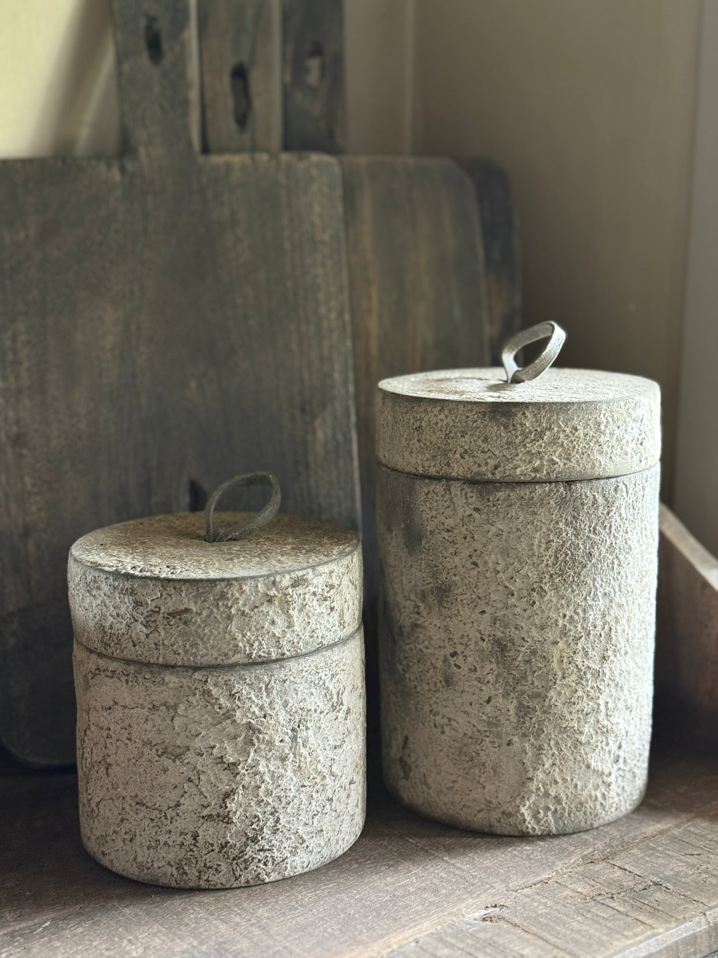 Holztopf in Betonoptik mit Lederschlaufe - Be-Uniq