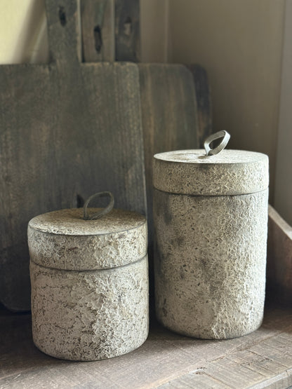 Holztopf in Betonoptik mit Lederschlaufe - Be-Uniq