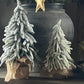 Kerstboom sneeuw in jute voet. verkrijgbaar in M en L
