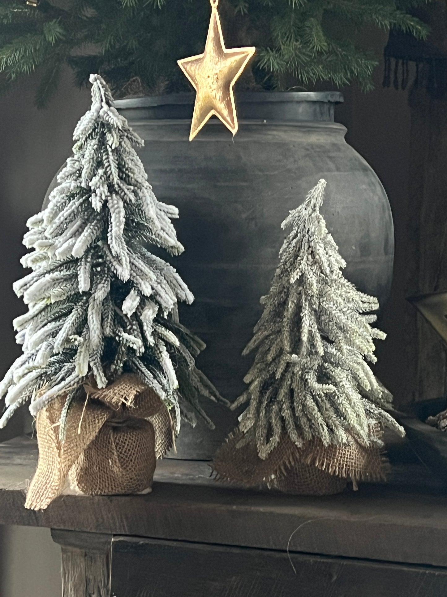 Kerstboom sneeuw in jute voet. verkrijgbaar in M en L