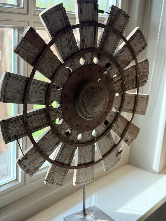 Houten wiel op metalen voet