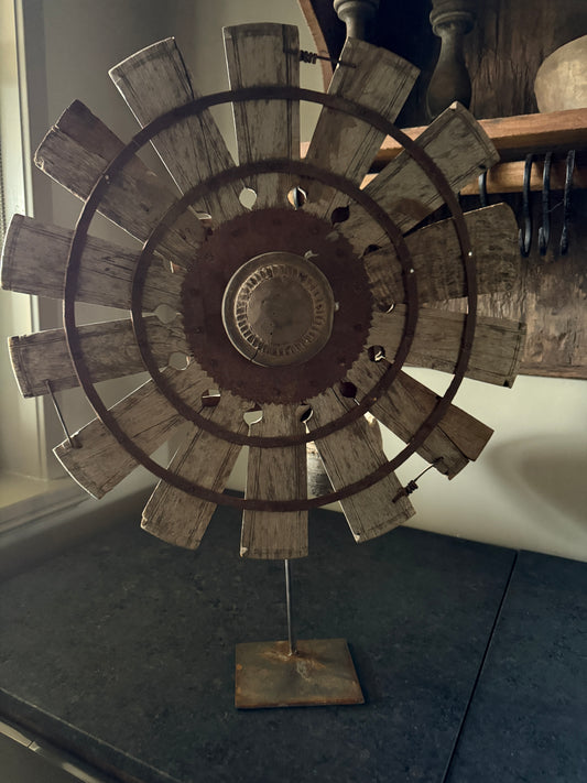 Houten wiel op metalen voet