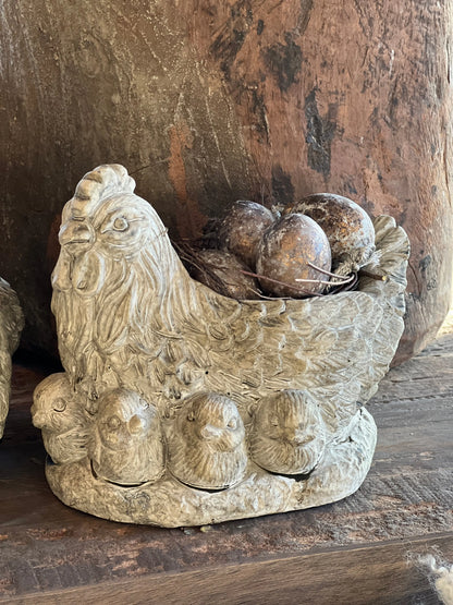 Betonhuhn mit Küken, erhältlich in M ​​und L