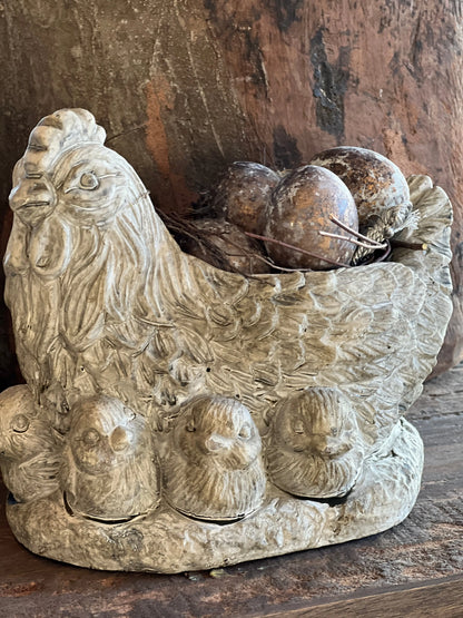 Betonhuhn mit Küken, erhältlich in M ​​und L