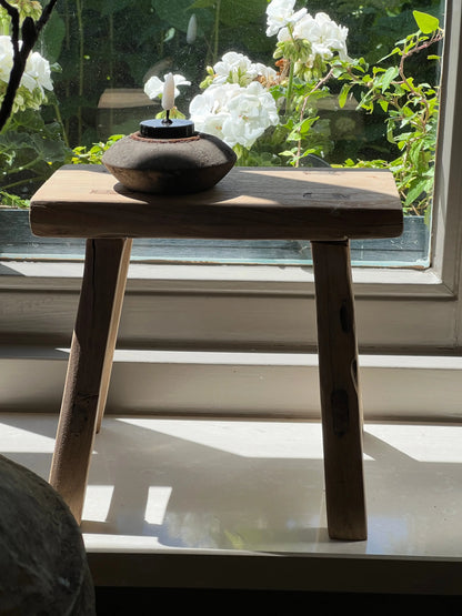 Hocker auf der Fensterbank