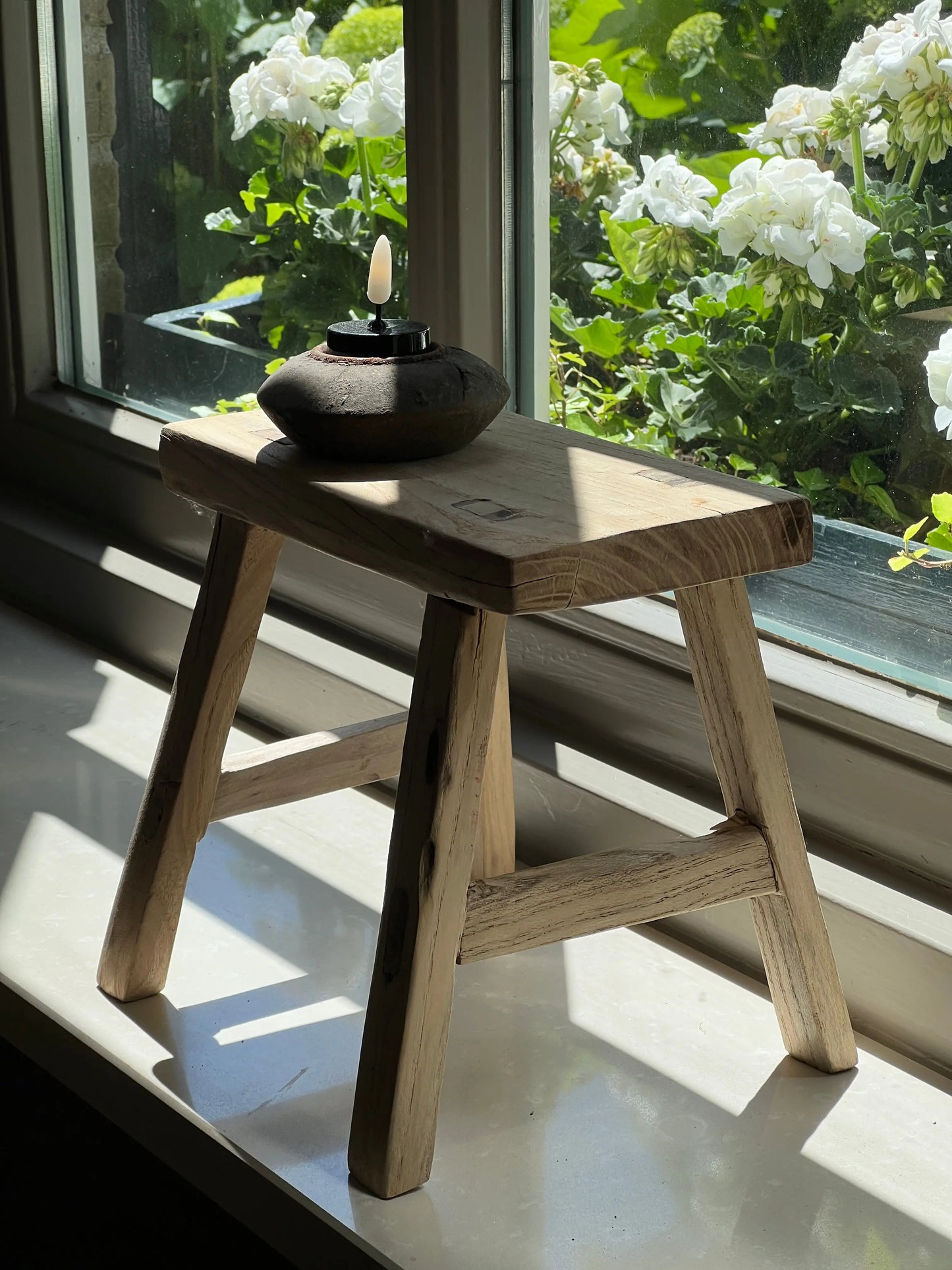 Hocker auf der Fensterbank