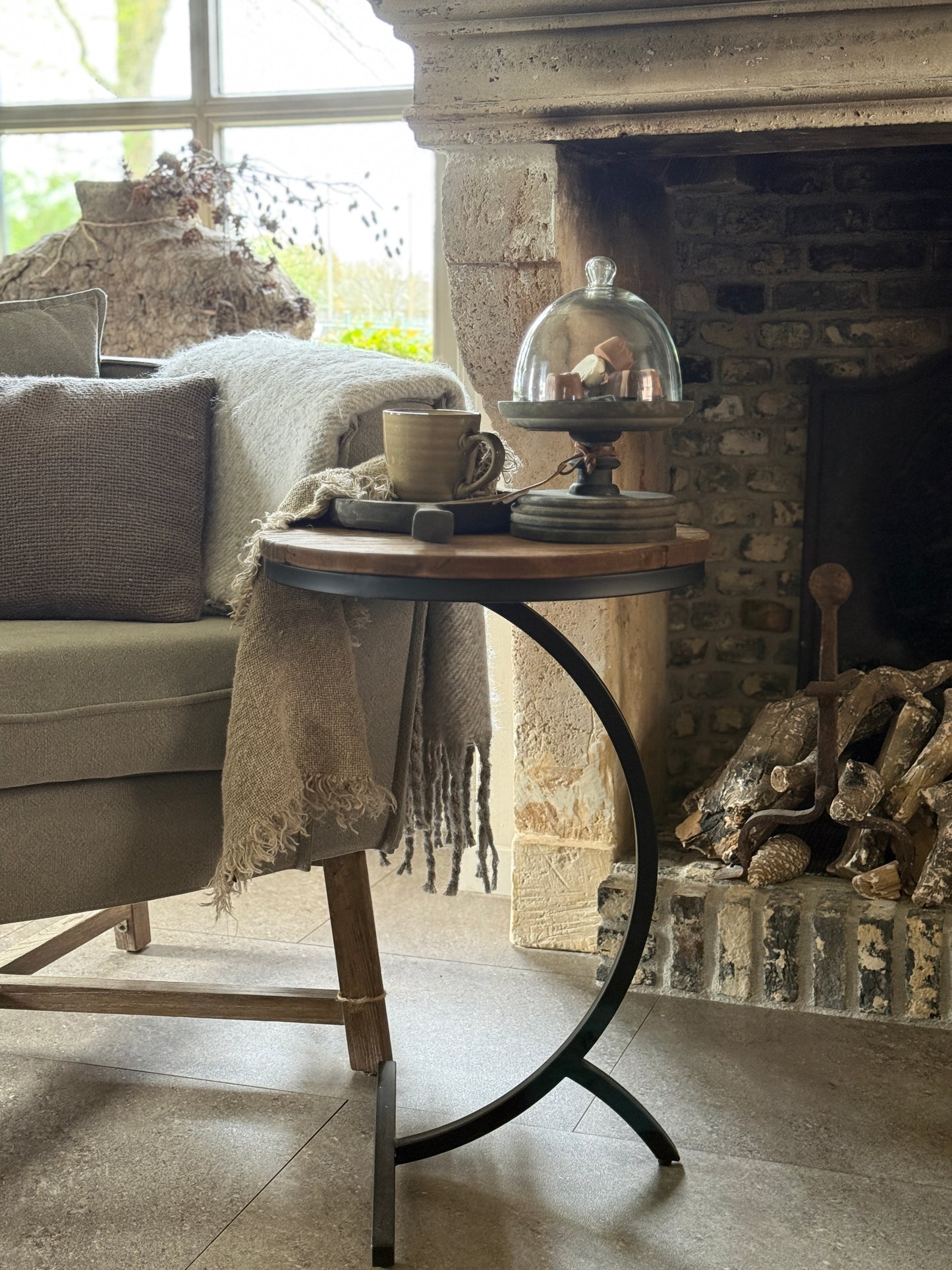 Bijzettafel Napels – verweerd hout & zwart metaal