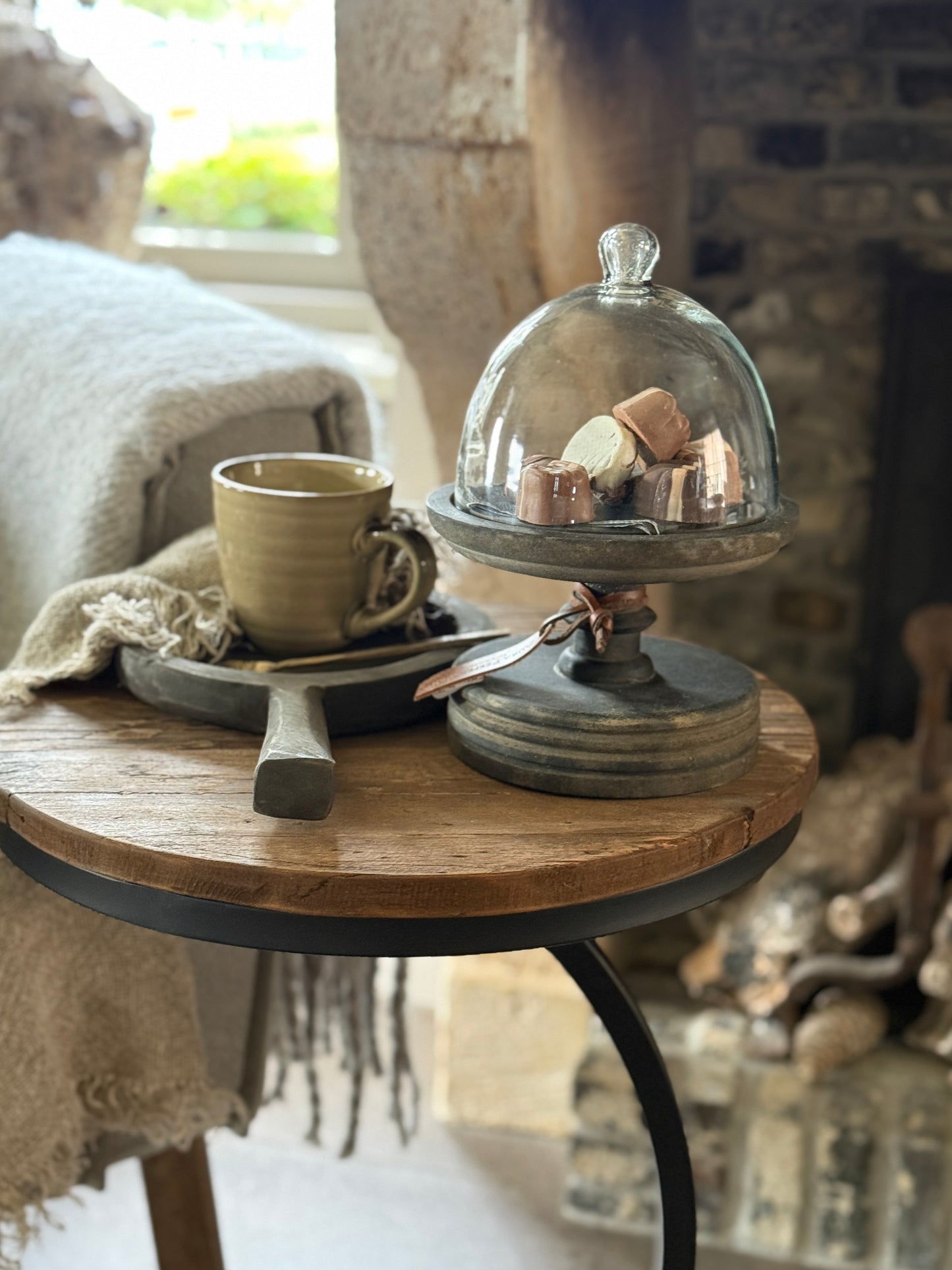 Bijzettafel Napels – verweerd hout & zwart metaal