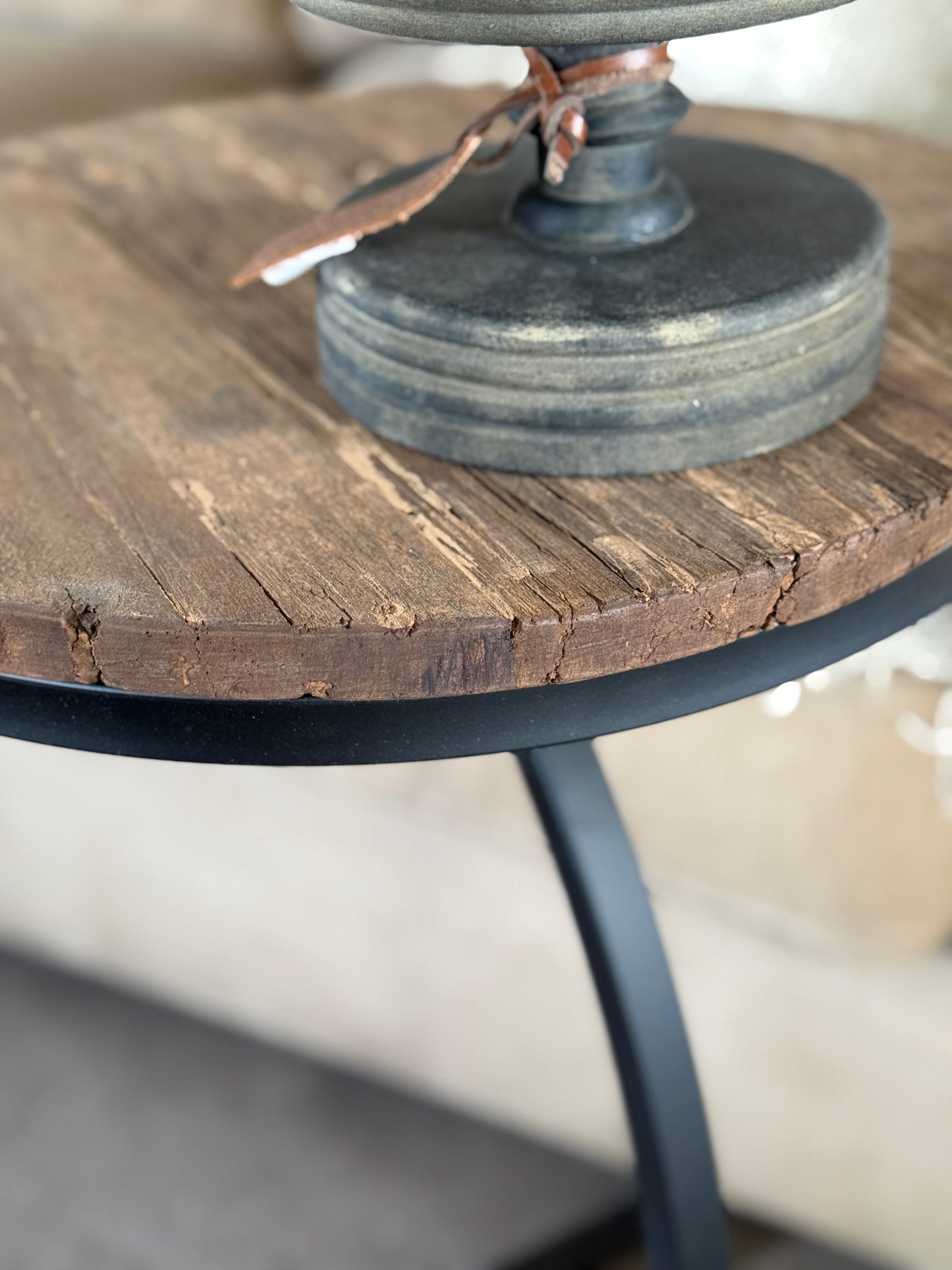 Bijzettafel Napels – verweerd hout & zwart metaal